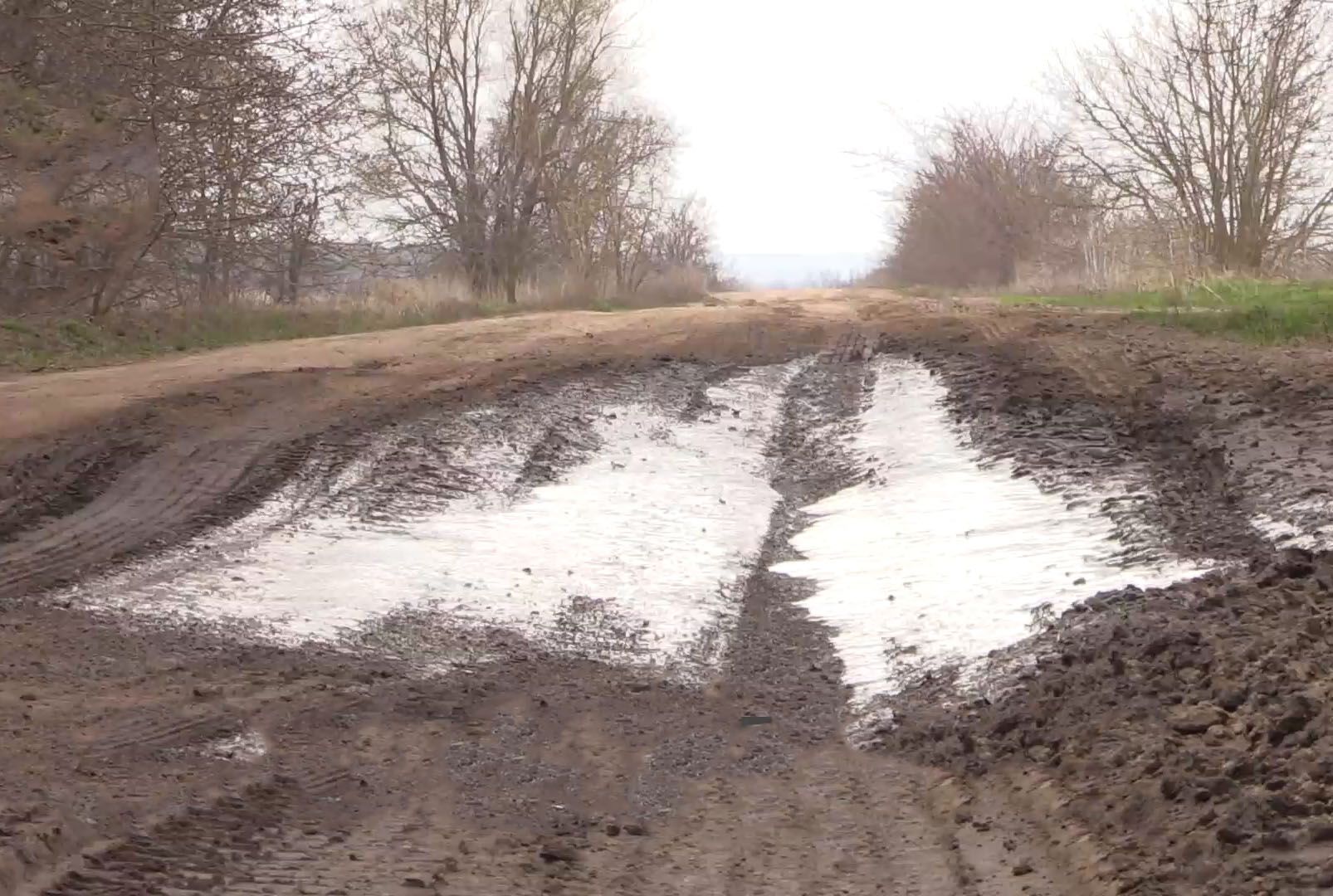 Бездорожье вместо трассы: добраться в Холодный Яр становится невозможно Бездорожье вместо трассы: добраться в Холодный Яр становится невозможно