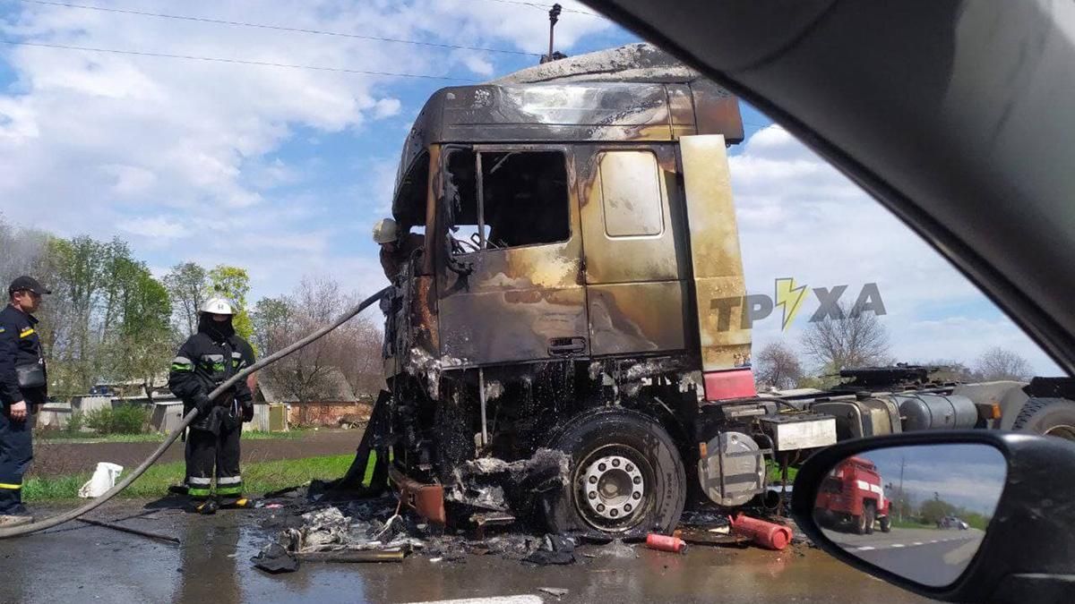 На трасі Харків – Охтирка на ходу загорілась фура: фото, відео На трасі Харків – Охтирка на ходу загорілась фура: фото, відео