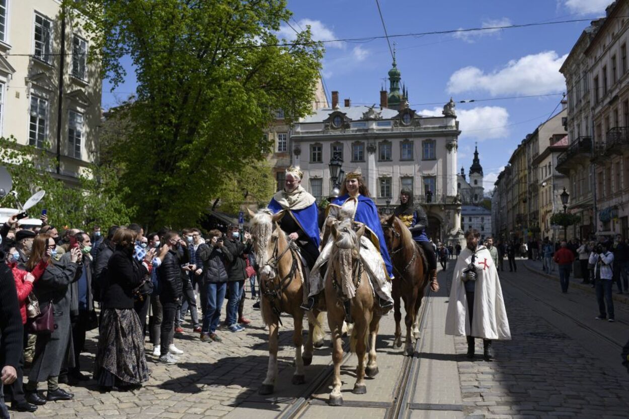 У Львові святкують День міста: чарівні фото та відео церемонії почесної варти