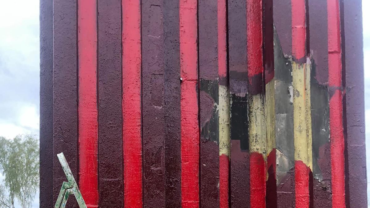 У Рокитному на Київщині таки зняли заборонену комуністичну символіку У Рокитному на Київщині таки зняли заборонену комуністичну символіку