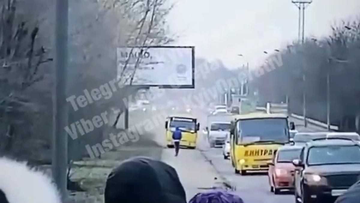 В Киеве маршрутчик едва не сбил пешехода на тротуаре