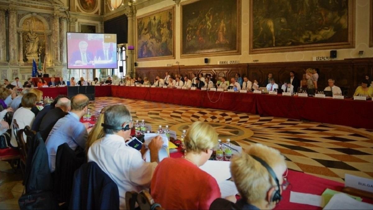 Венецианская комиссия призвала Украину к быстрой судебной реформы, очистке ВСП