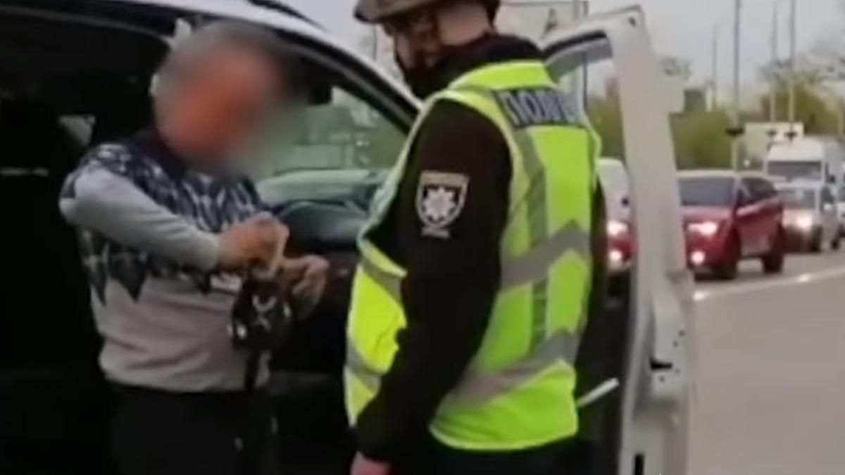 На Київщині поліцейські перекривають траси та перевіряють транспорт На Київщині поліцейські перекривають траси та перевіряють транспорт