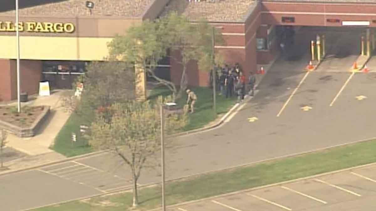 Пограбування банку в США: в заручниках опинилось 5 працівників Пограбування банку в США: в заручниках опинилось 5 працівників