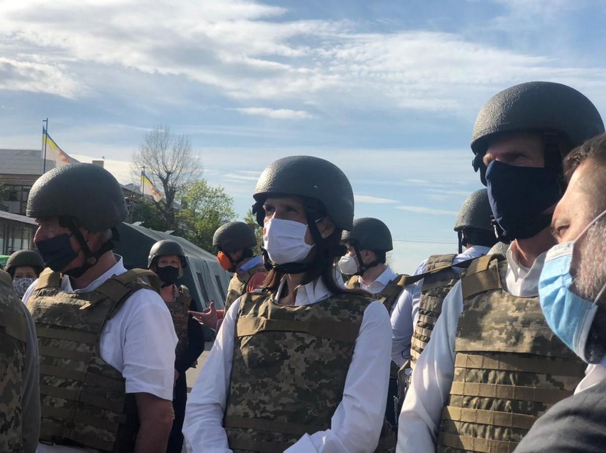 Глави МЗС Нідерландів, Бельгії та Люксембургу відвідали Донбас Глави МЗС Нідерландів, Бельгії та Люксембургу відвідали Донбас
