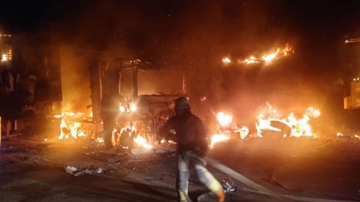 Под Харьковом дотла сгорел грузовик фото, видео