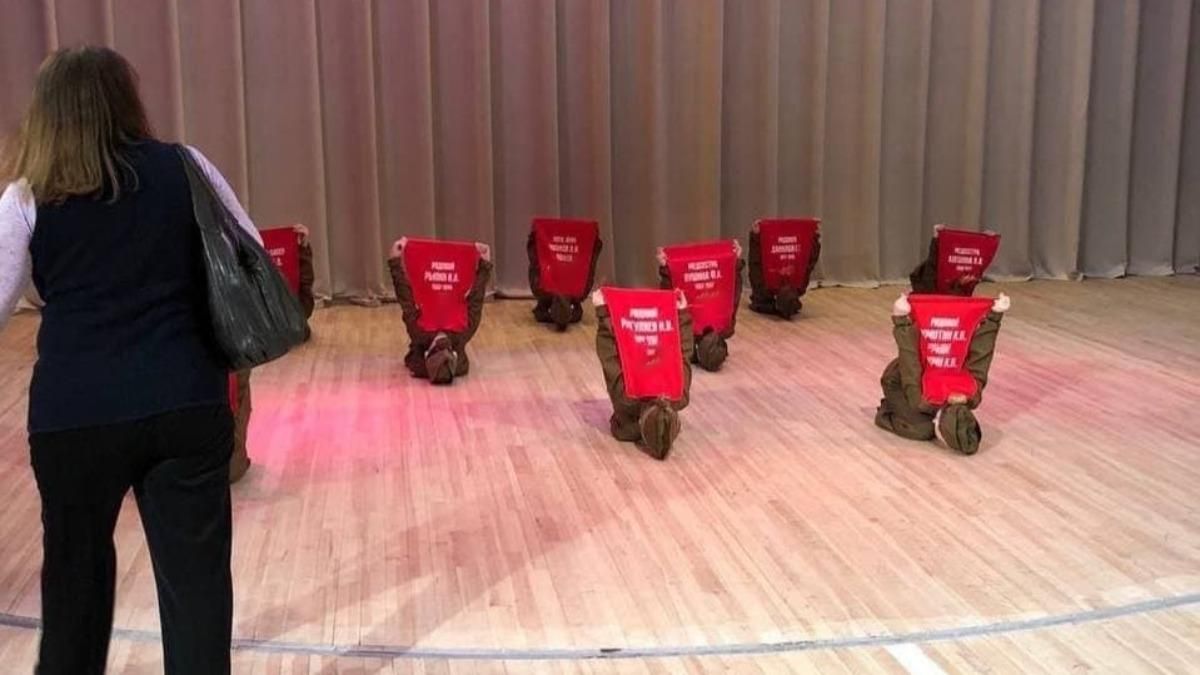В России дети на концерте изображали могилы погибших солдат В России дети на концерте изображали могилы погибших солдат