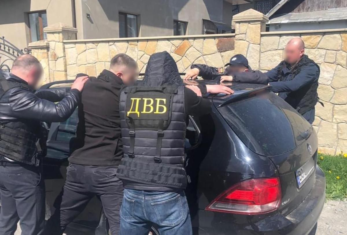 В Тернополе задержали полицейских, которые требовали взятку у водителя