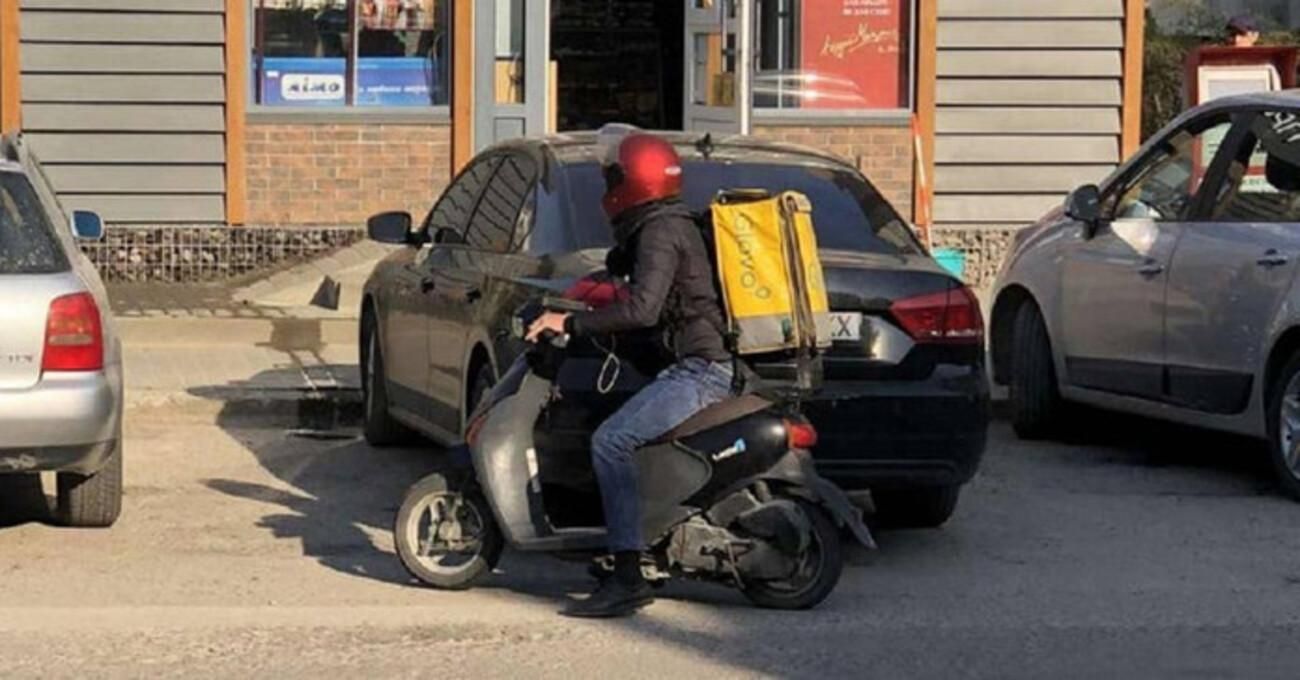 У Львові кур'єр Glovo збив 10-річну дівчинку: поліція оголосила його у розшук – фото