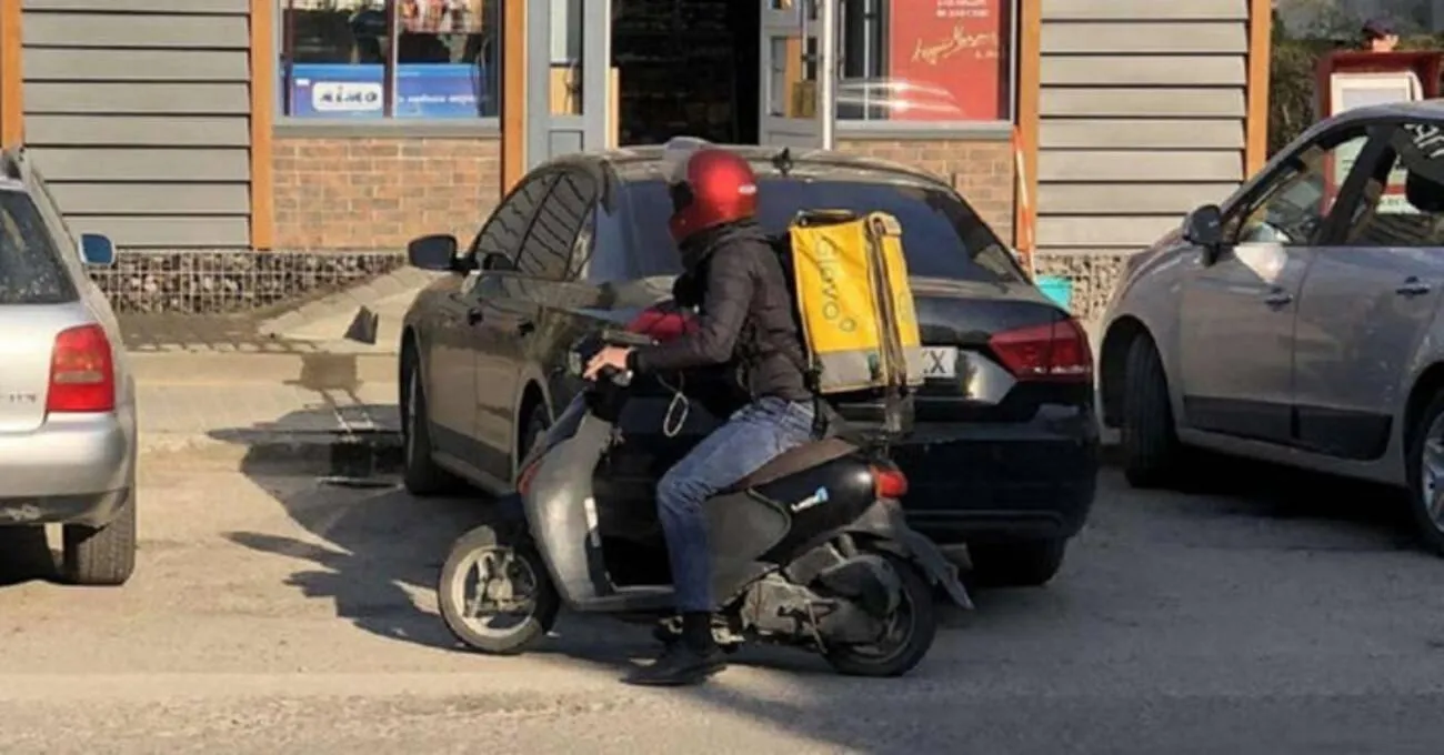 У Львові кур'єр Glovo збив 10-річну дівчинку: поліція оголосила його у розшук