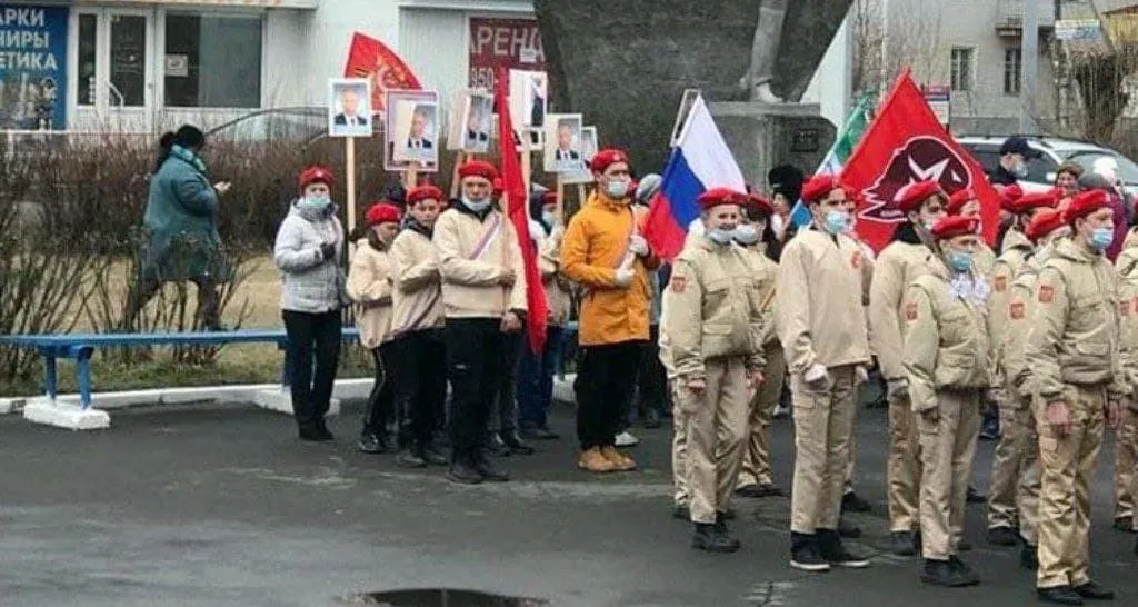 Підлітки з портретами Путіна Підлітки з портретами Путіна