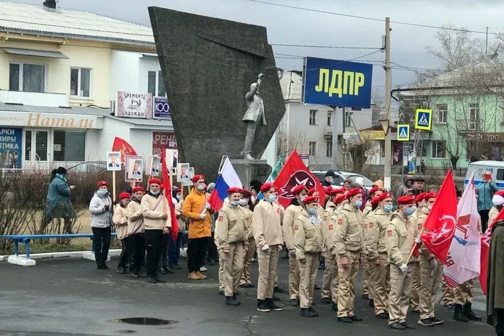 Підлітки  з портретами Путіна