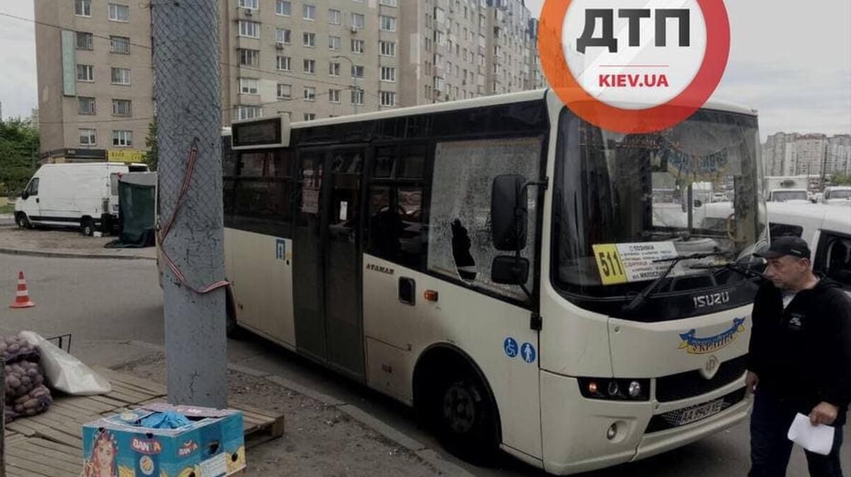 В Киеве водитель легковушки разбил стекло маршрутки после ДТП