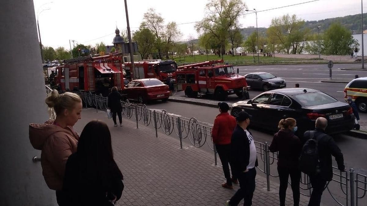 На Березняках в Киеве произошел пожар в торговом центре