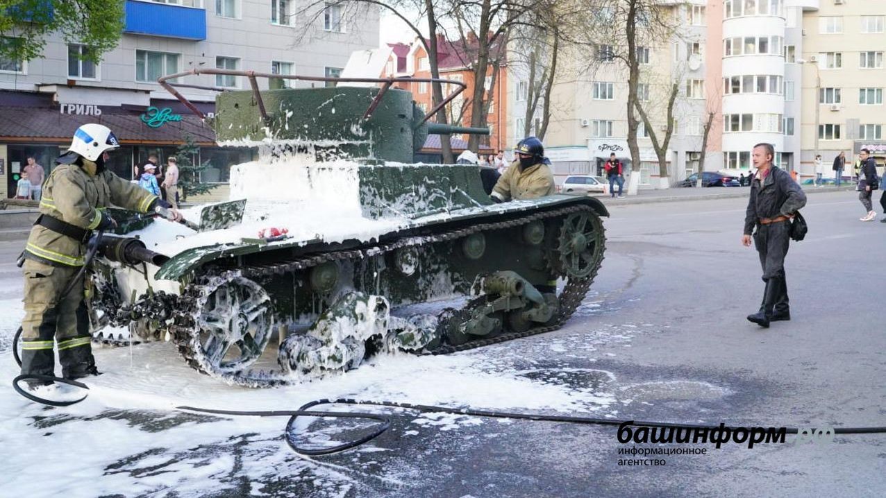 Побєдобєсіє з вогником: у Росії на репетиції параду до 9 травня загорівся танк – фото