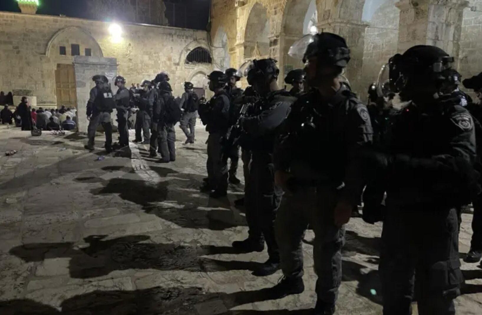 Столкновения на Храмовой горе в Иерусалиме: есть пострадавшие - видео