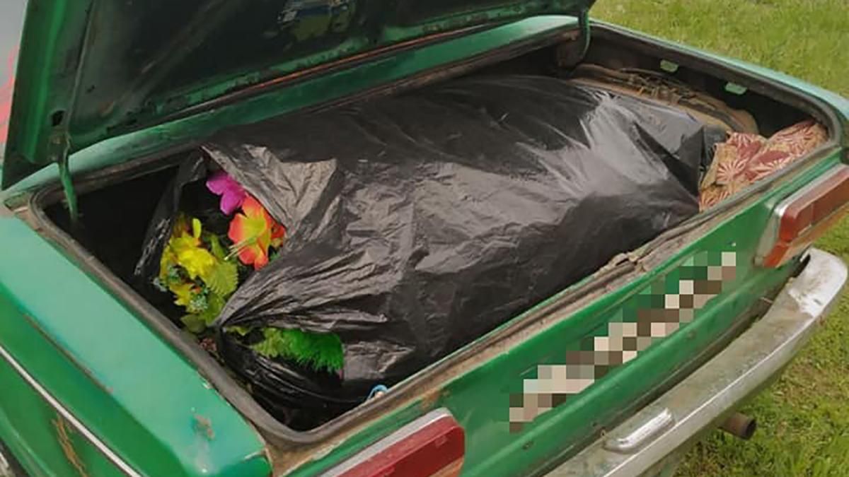 В Одесі затримали чоловіків, які крали вінки й квіти з кладовища В Одесі затримали чоловіків, які крали вінки й квіти з кладовища