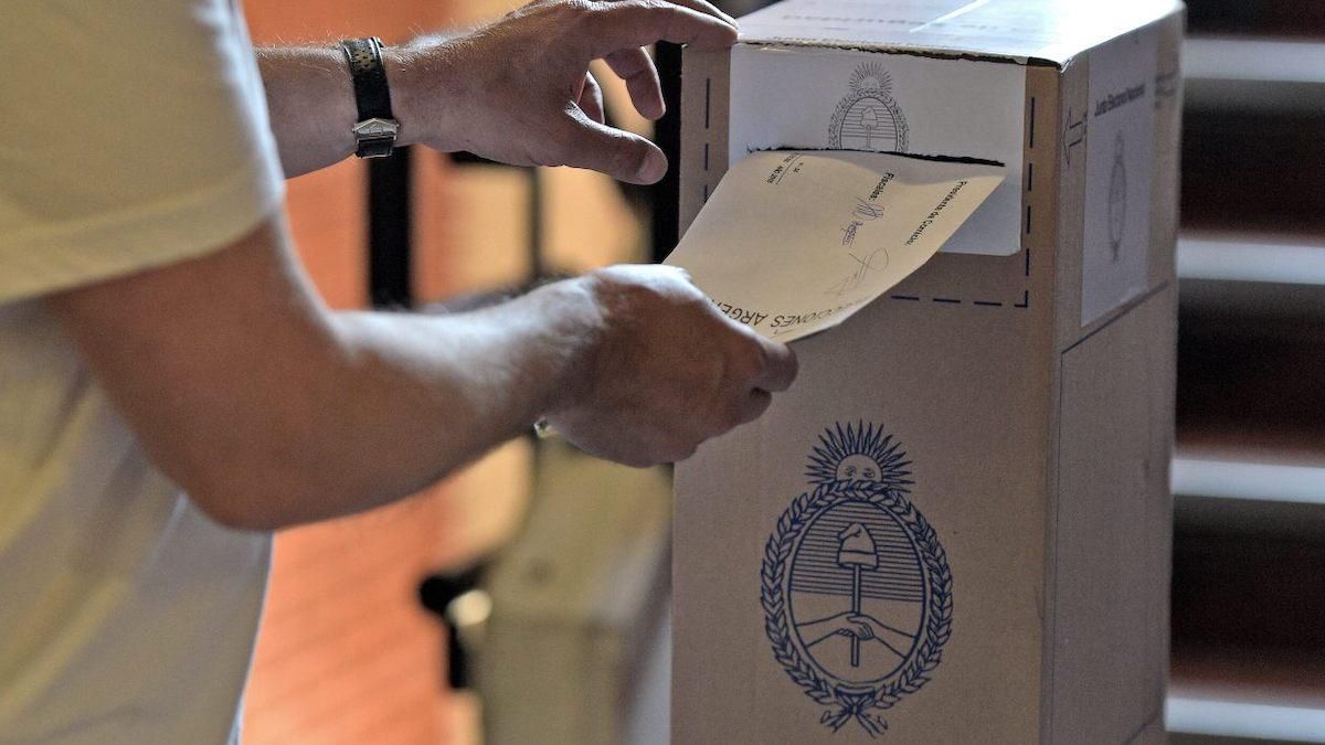 Выборы в парламент Аргентины переносят из-за вспышки COVID-19
