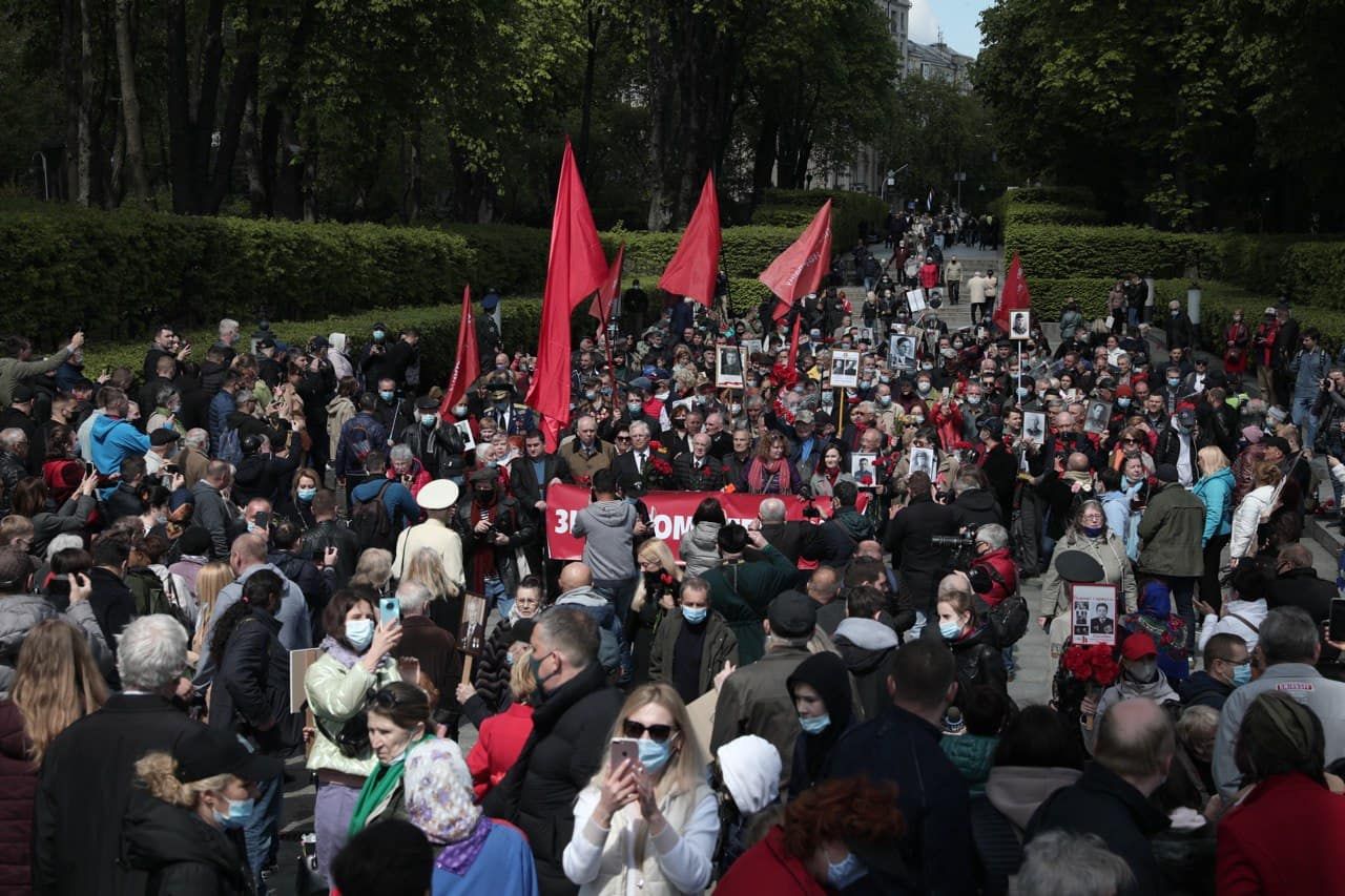 Атмосфера советского праздника: в Киеве возлагают цветы в Парке Славы 