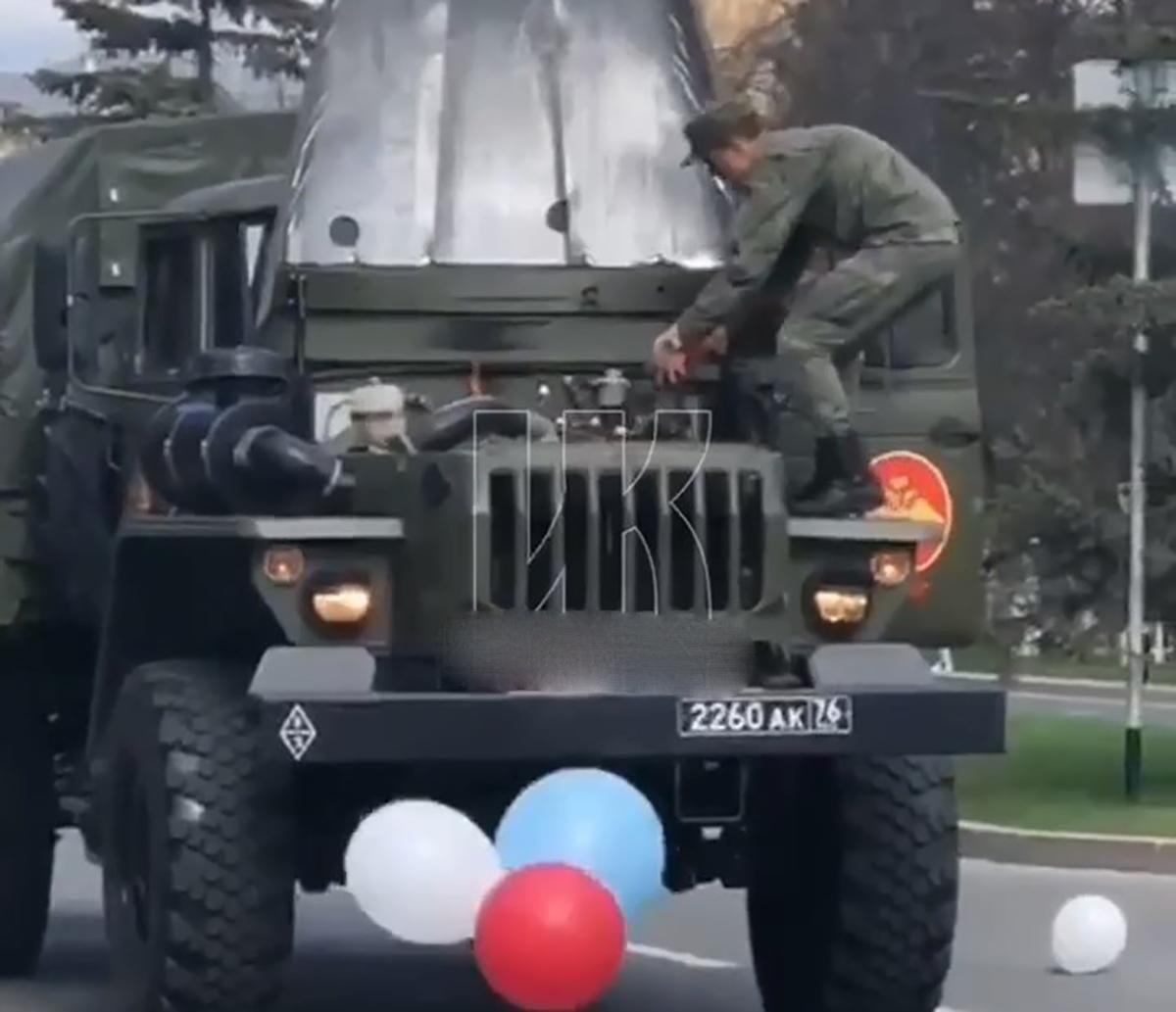 В России во время парада загорелась военная машина: видео