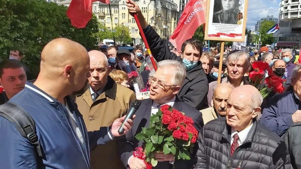 В Киеве Симоненко привел людей к Вечному огню: прославляли Сталина 