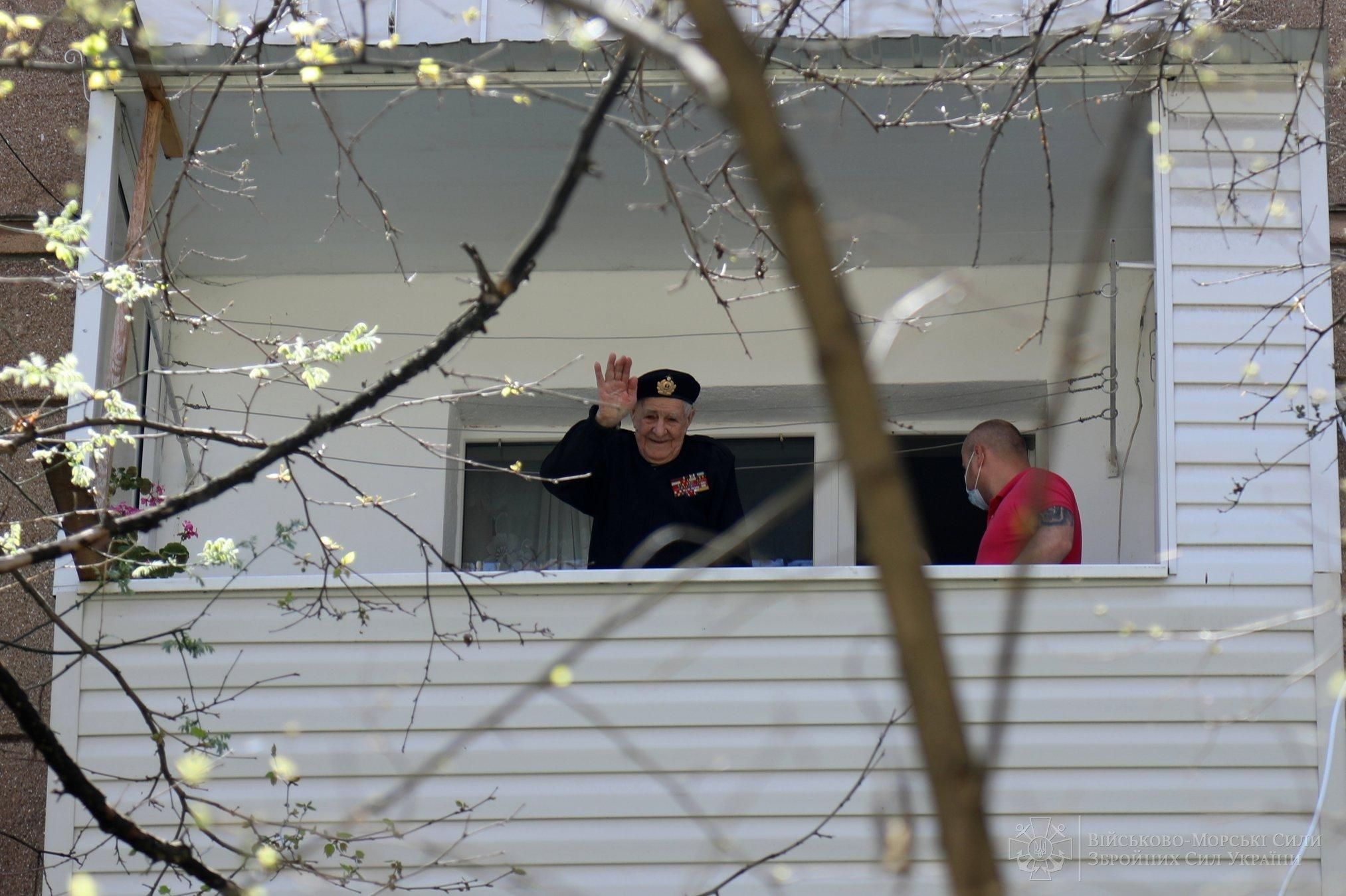 В Одесі Військово-морські сили з оркестром привітали 100-річного ветерана В Одесі Військово-морські сили з оркестром привітали 100-річного ветерана