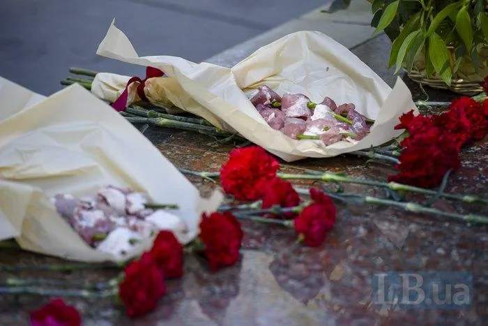 Біля пам’ятника генерала Миколи Ватутіна імпровізований шашлик Біля пам’ятника генерала Миколи Ватутіна імпровізований шашлик