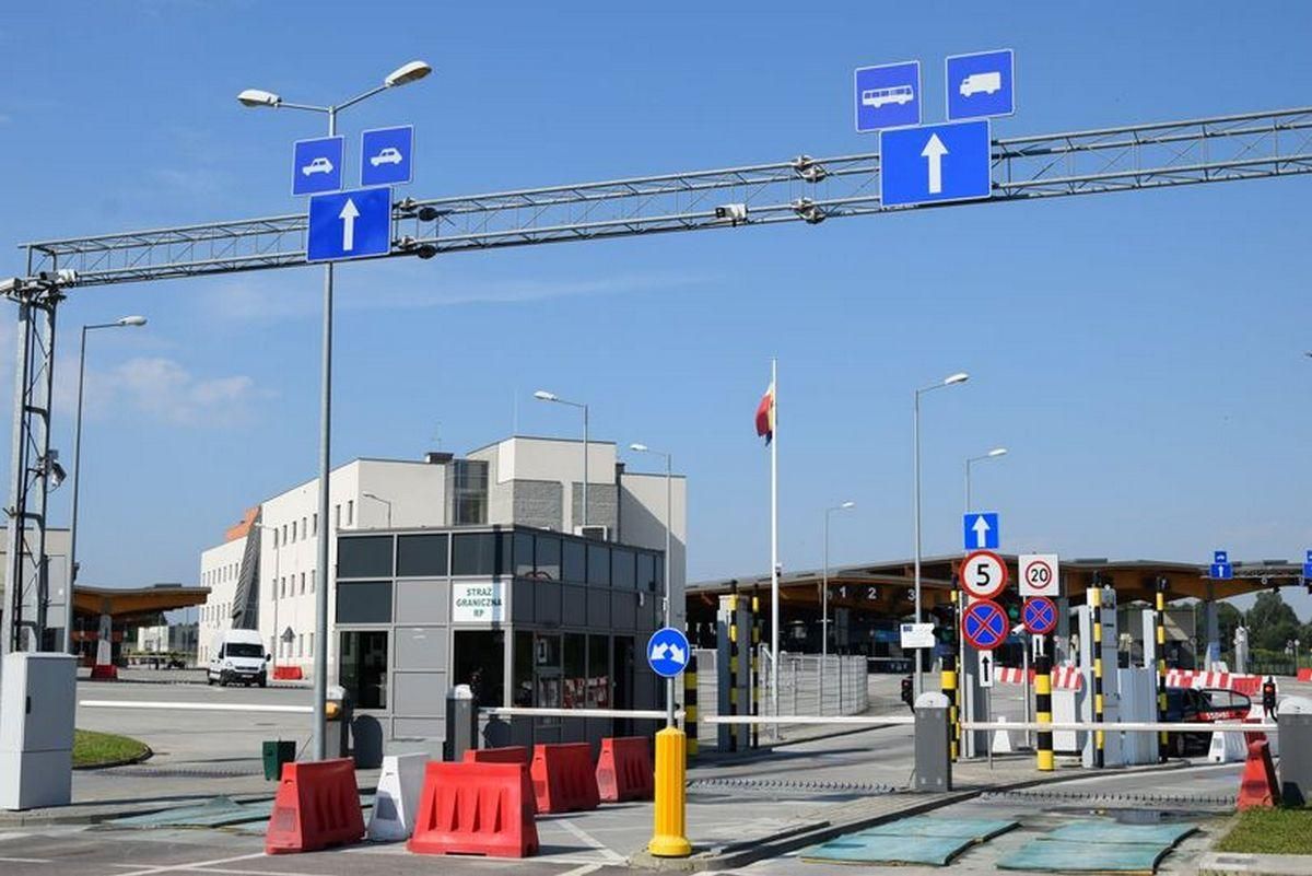 Черги на західному кордоні України можуть тривати ще кілька днів Черги на західному кордоні України можуть тривати ще кілька днів