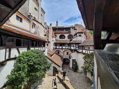 Вампір шокований: у Замку Дракули відкрили центр вакцинації від COVID-19