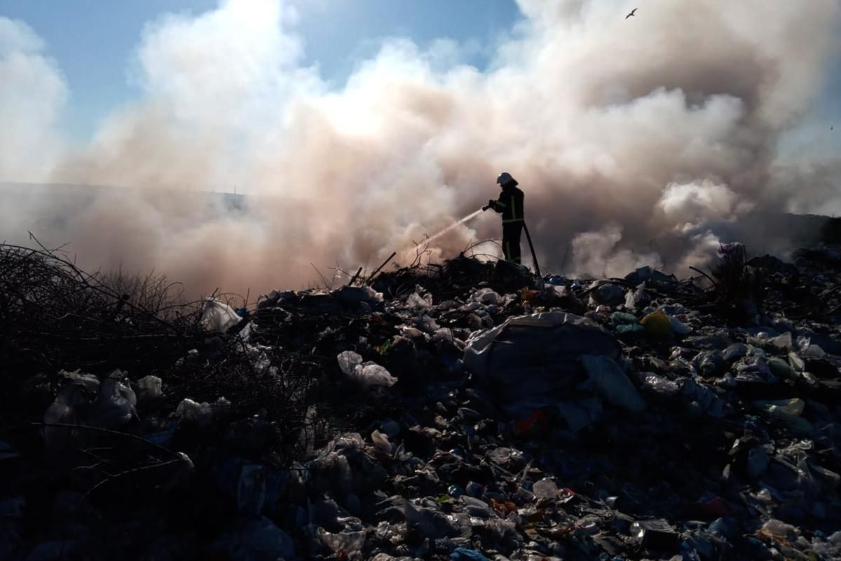 Пожар свалки на Днепропетровщине фото