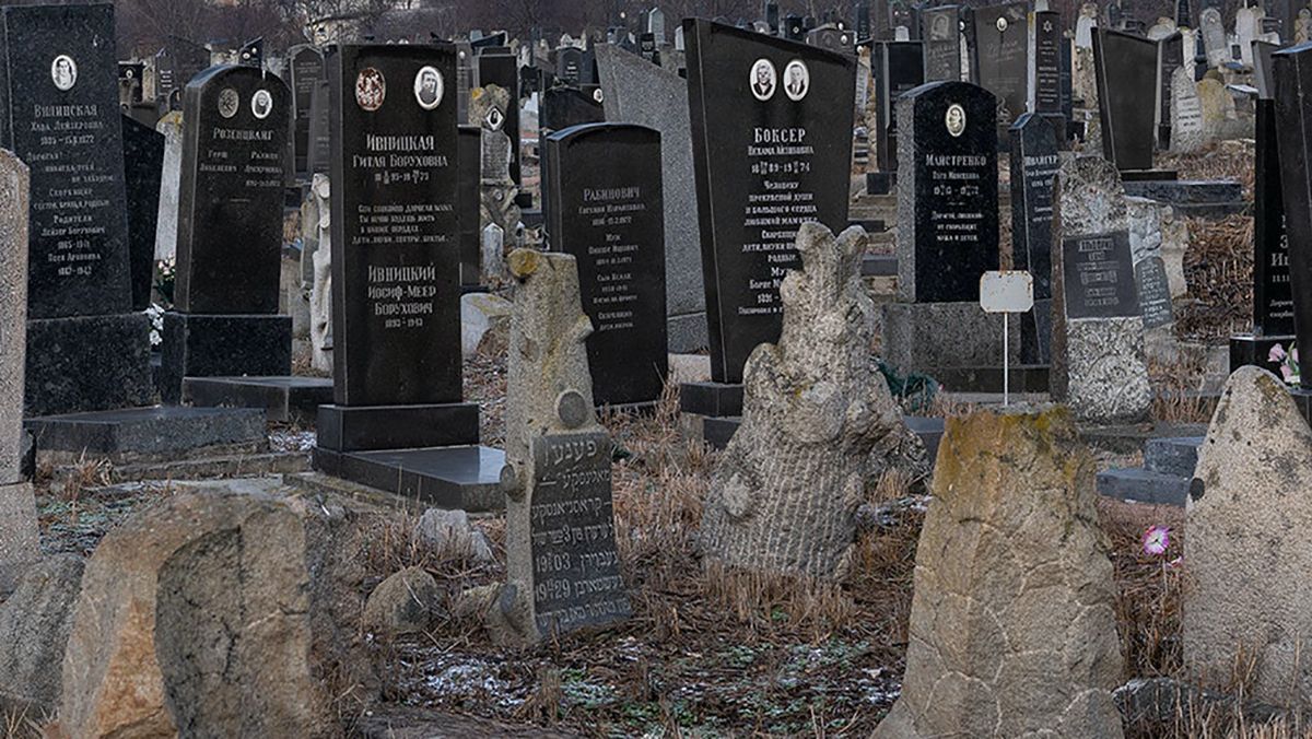 Под Одессой 6-летний мальчик отравился водкой на кладбище