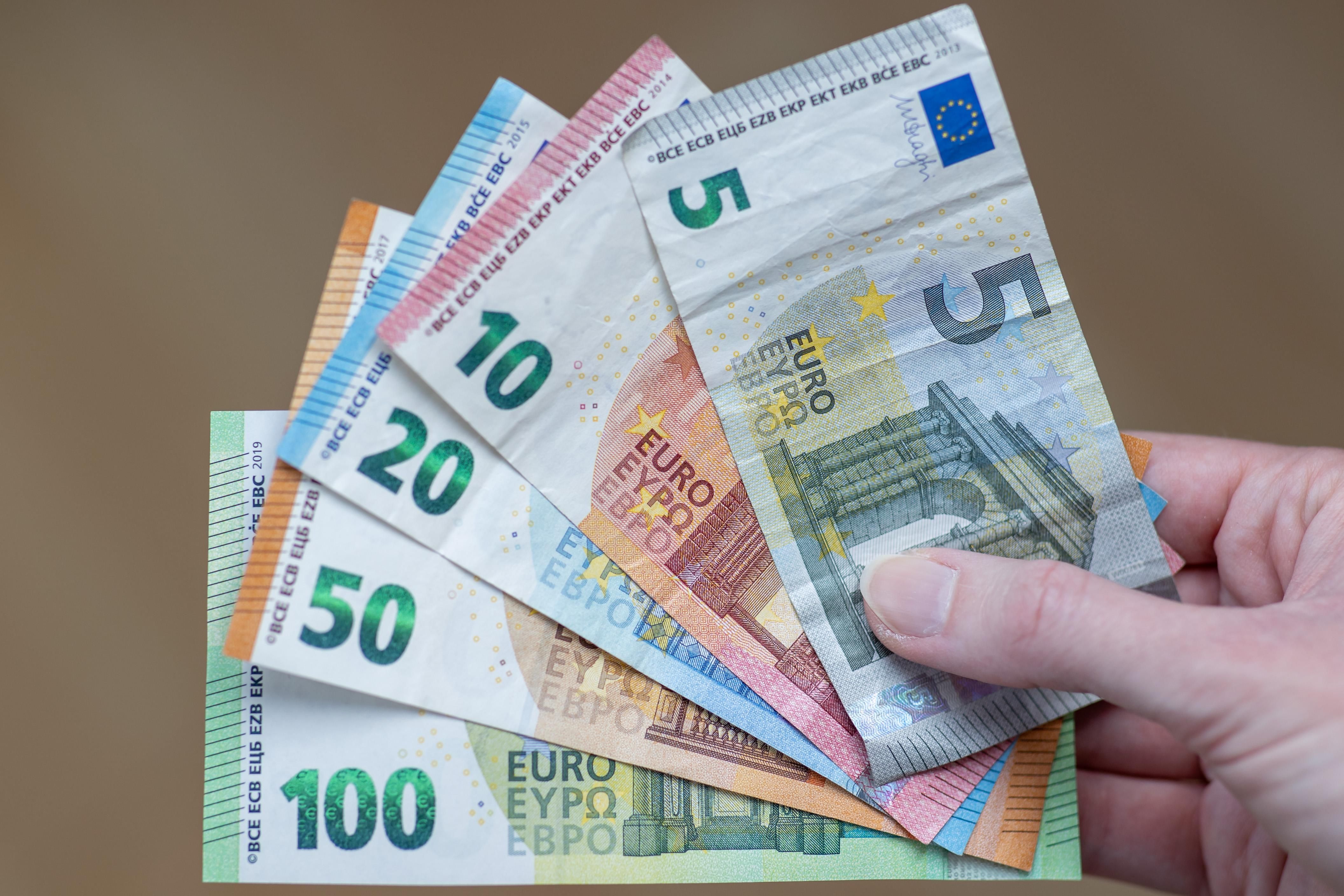 ЕС хочет запретить наличные расчеты на сумму более 10 000 евро