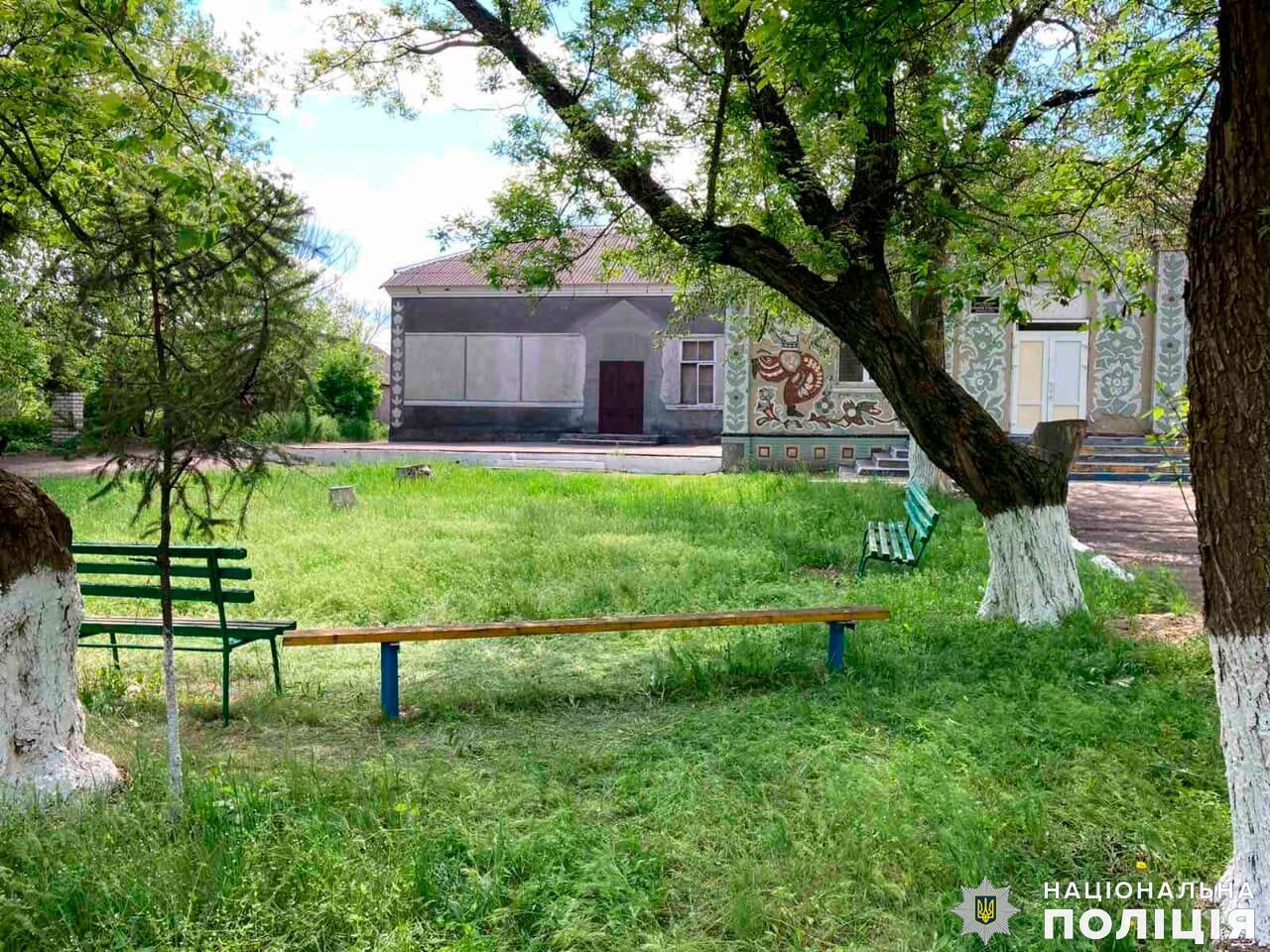 На Миколаївщині чоловік влаштував стрілянину під магазином: є поранені На Миколаївщині чоловік влаштував стрілянину під магазином: є поранені