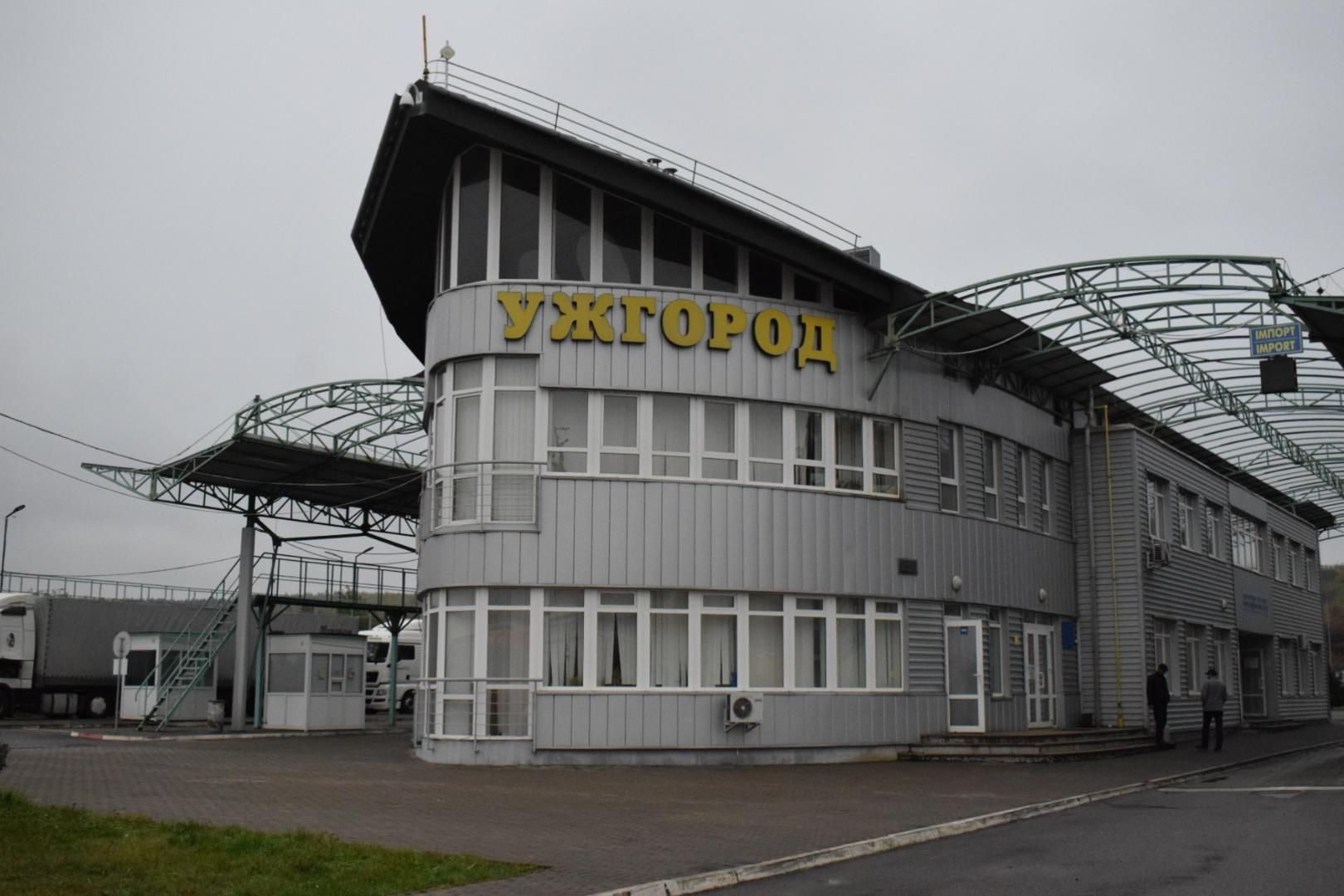 Авто с коммунистическими символами приехали на границу со Словакией Авто с коммунистическими символами приехали на границу со Словакией