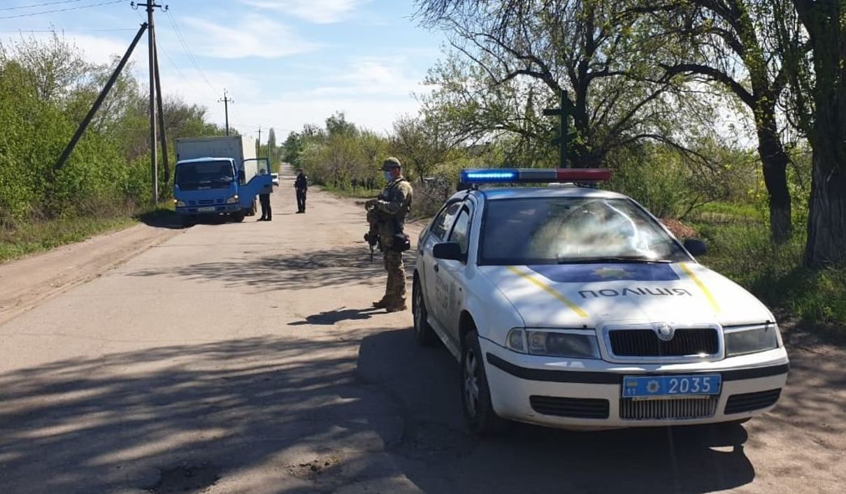 Полицейские проверяли людей и транспорт в прифронтовой зоне