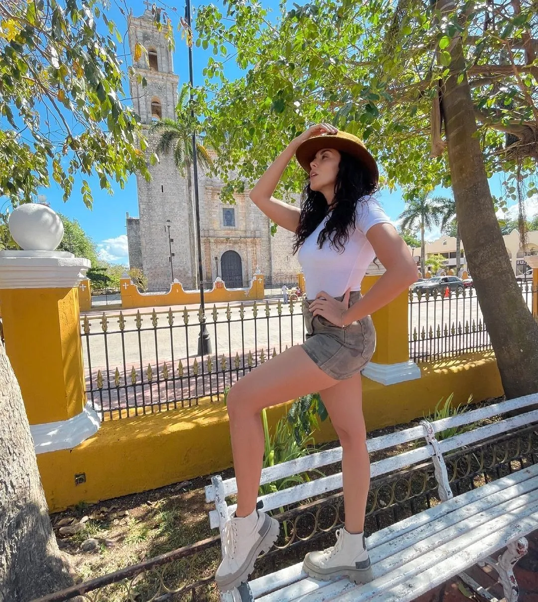 Настя Каменських у мініспідниці Настя Каменських у мініспідниці