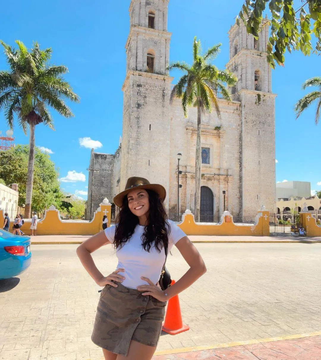 Настя Каменських у мініспідниці Настя Каменських у мініспідниці