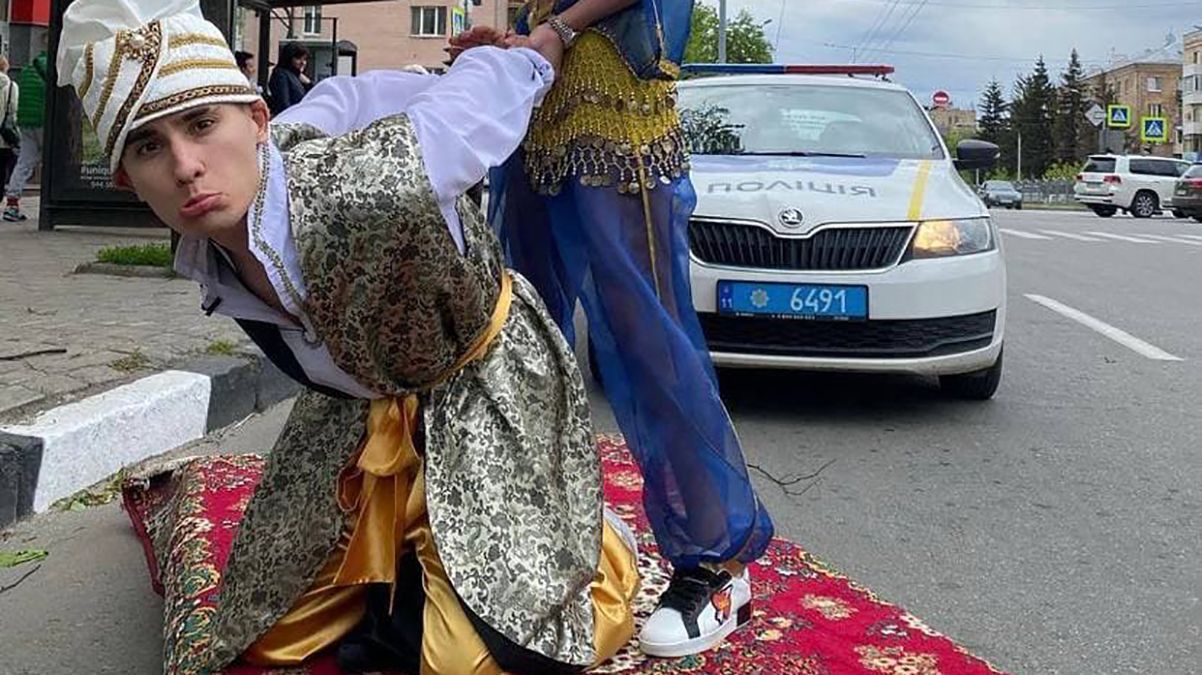 В Харькове оштрафовали Алладина на ковре-самолете - видео В Харькове оштрафовали Алладина на ковре-самолете - видео