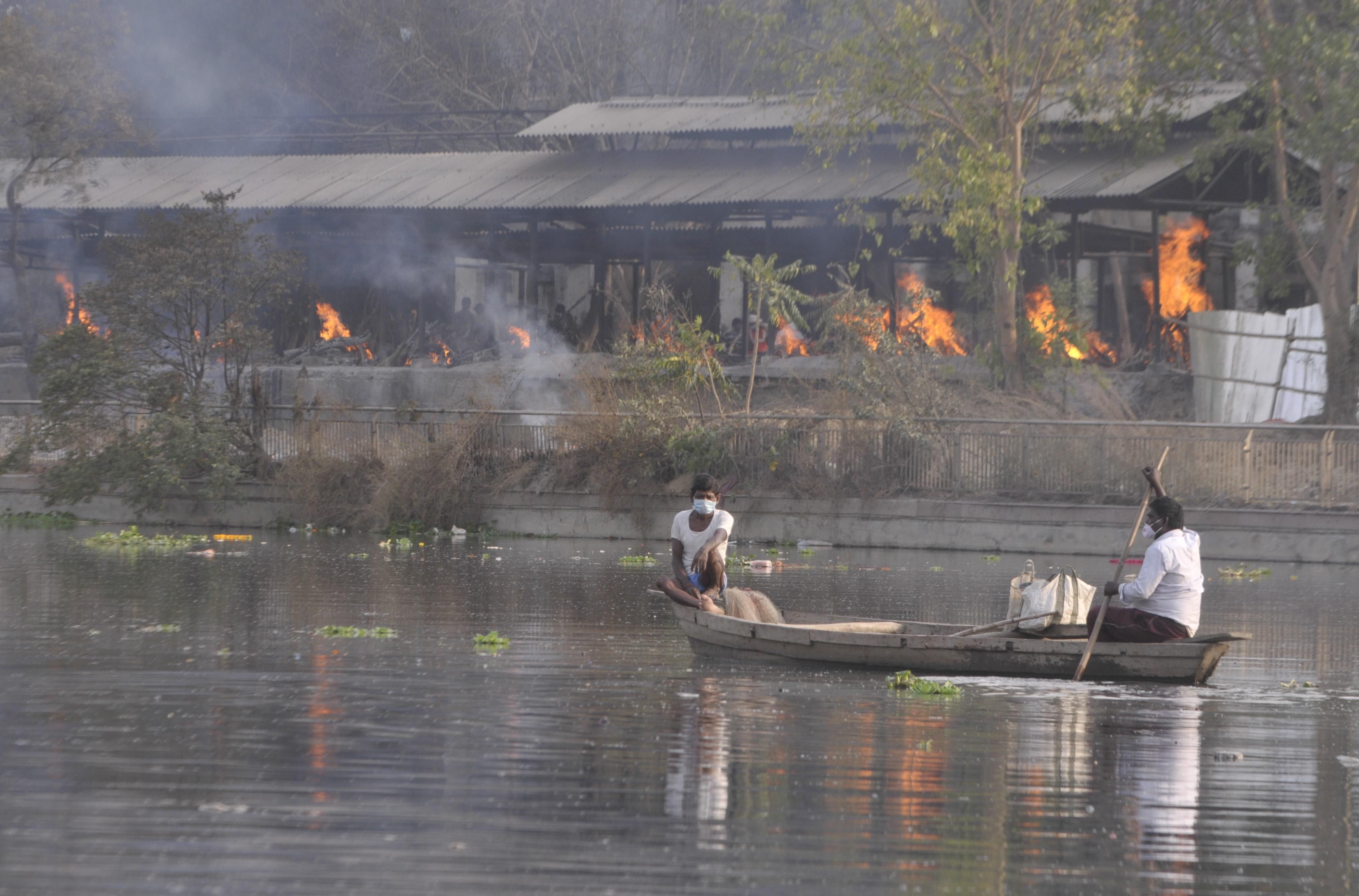 В Индии на берегу реки Ганг нашли десятки тел