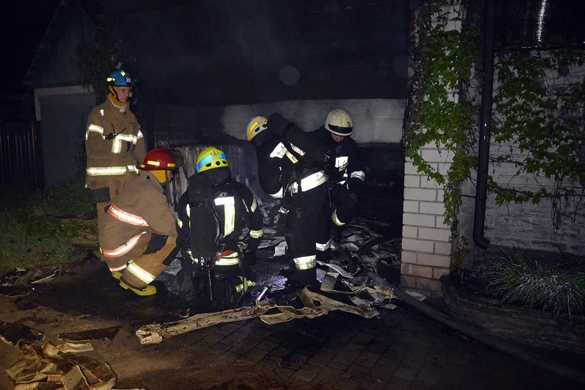 пожежа у Дніпрі згорів гараж у приватному будинку загинув чоловік