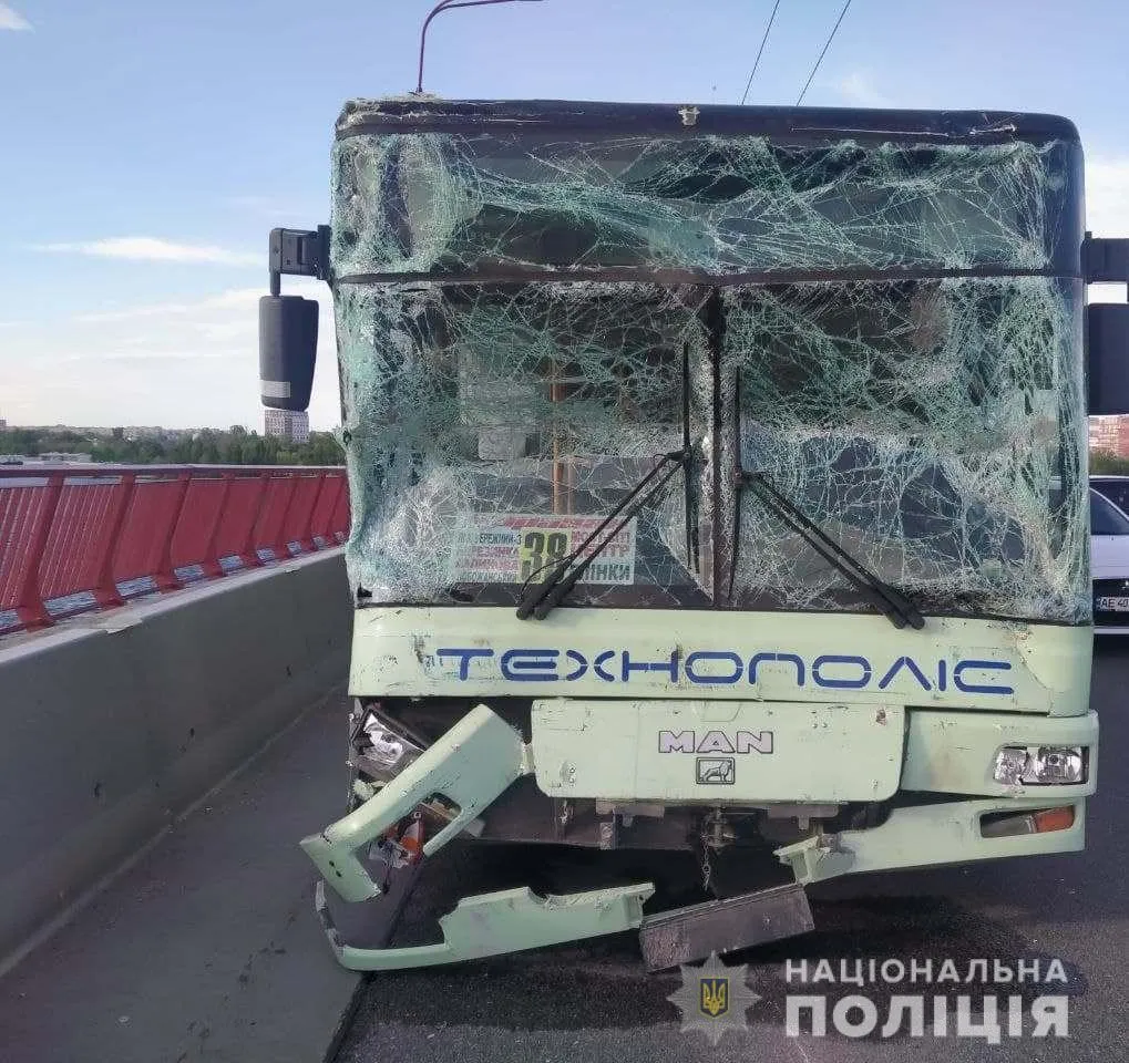 Аварія у Дніпрі на Центральному мосту автобуси та легковик