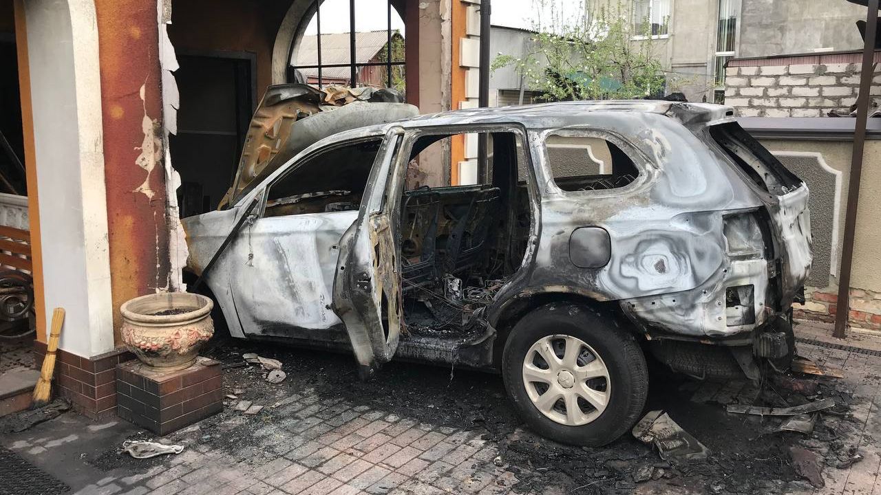 В Харькове в частном секторе ночью сгорел легковой Mitsubishi фото