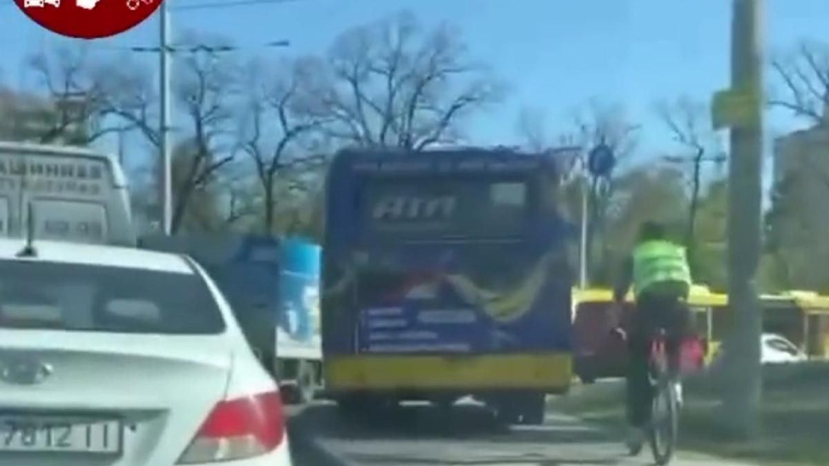 Поехал по тротуару: в Киеве заметили очередного маршрутчика-наглеца 