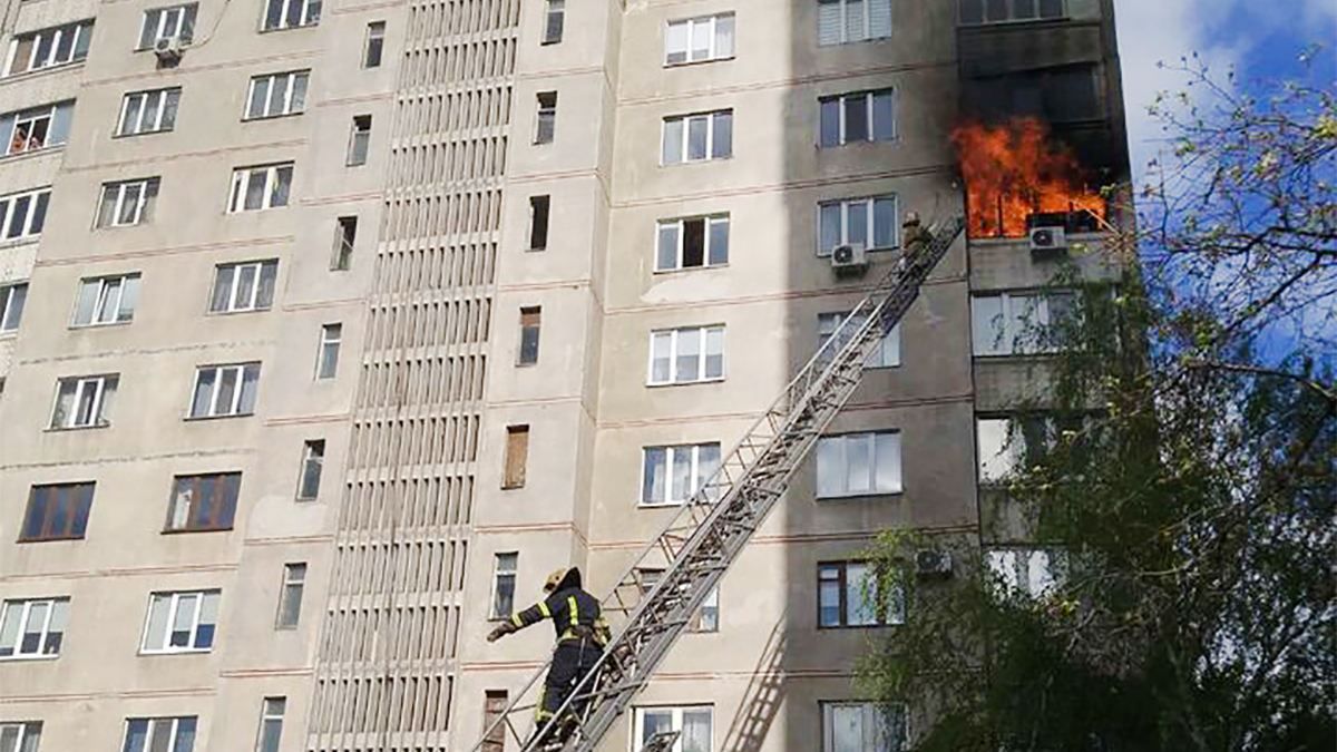 Відео пожежі в квартирі Харківської 16-поверхівки 