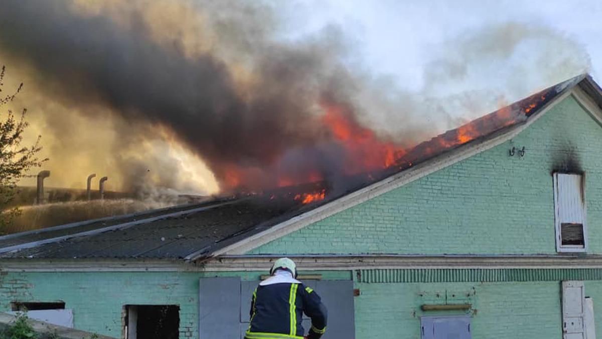 У Києві на Амосова ліквідували серйозну пожежу: горіли склади