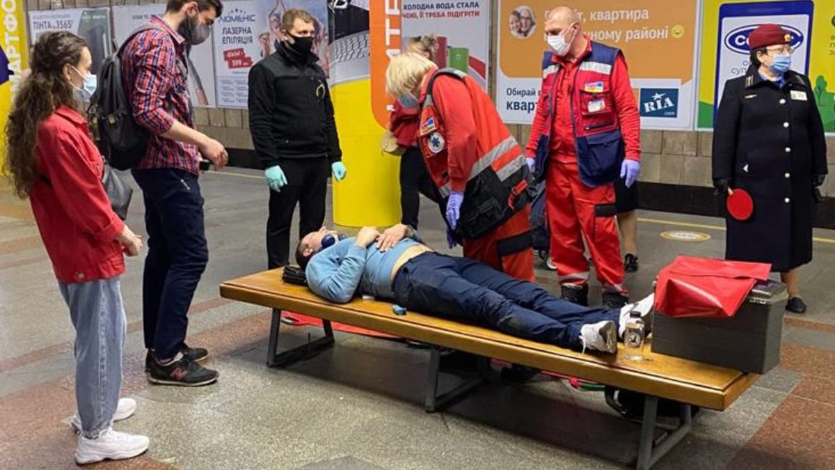 В Киеве в метро мужчине стало плохо: его спасали другие пассажиры