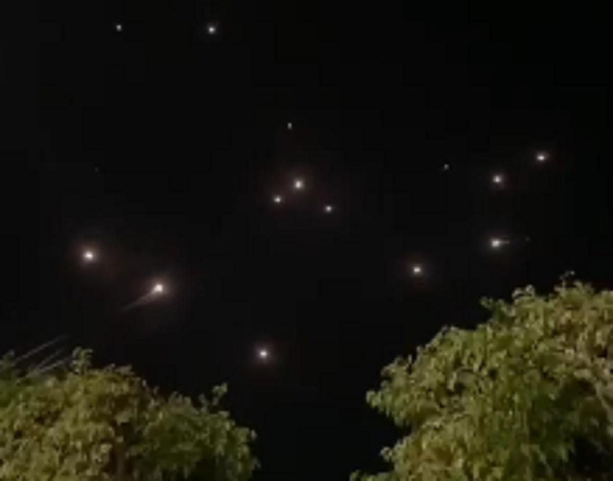 ХАМАС випустив по Тель-Авіву 130 ракет: ті відповіли ХАМАС випустив по Тель-Авіву 130 ракет: ті відповіли