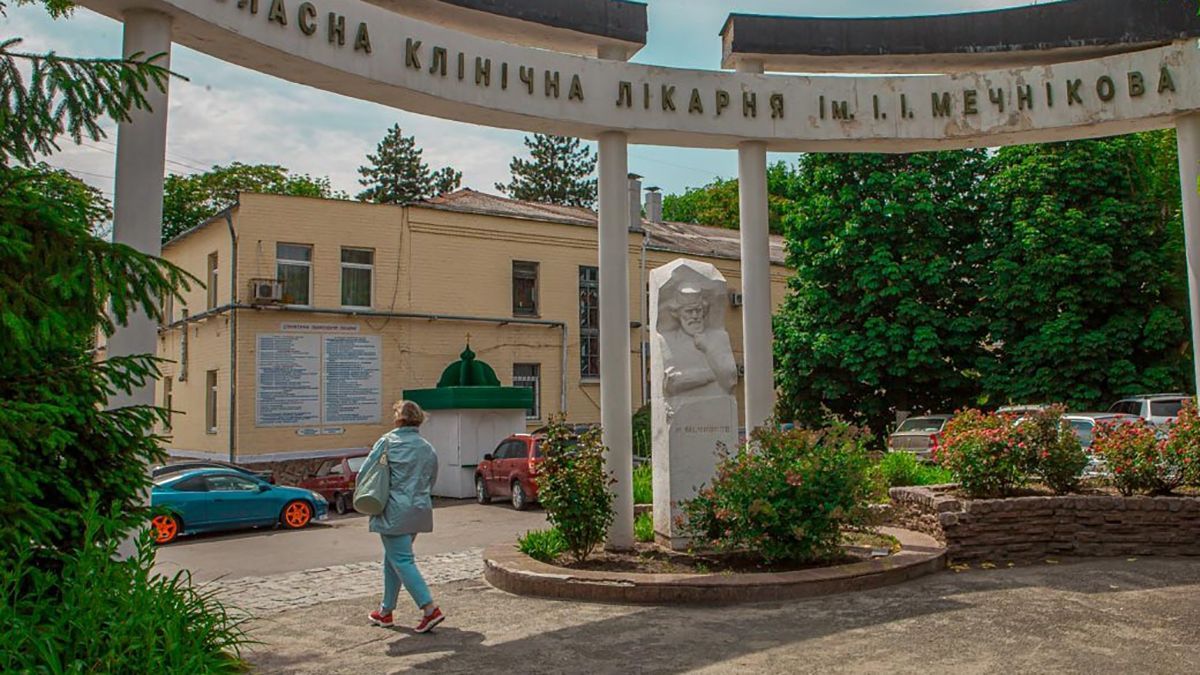 Розбив вікно та ховався в кущах: у Дніпрі втік хворий на COVID-19 Розбив вікно та ховався в кущах: у Дніпрі втік хворий на COVID-19