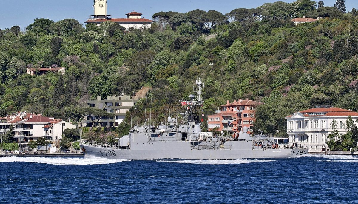 Французский корвет F796 Commandant Biro зашел в Черное море: фото Французский корвет F796 Commandant Biro зашел в Черное море: фото