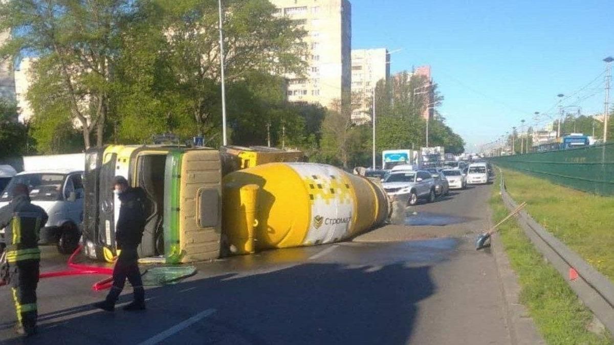 У Києві нетверезий водій перевернув бетонозмішувач